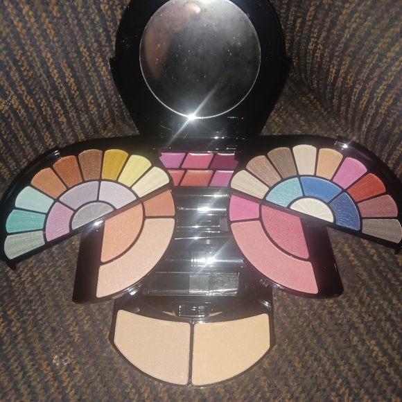 NEW in Box BR All-in-1 Makeup Kit - Picture 2 of 5